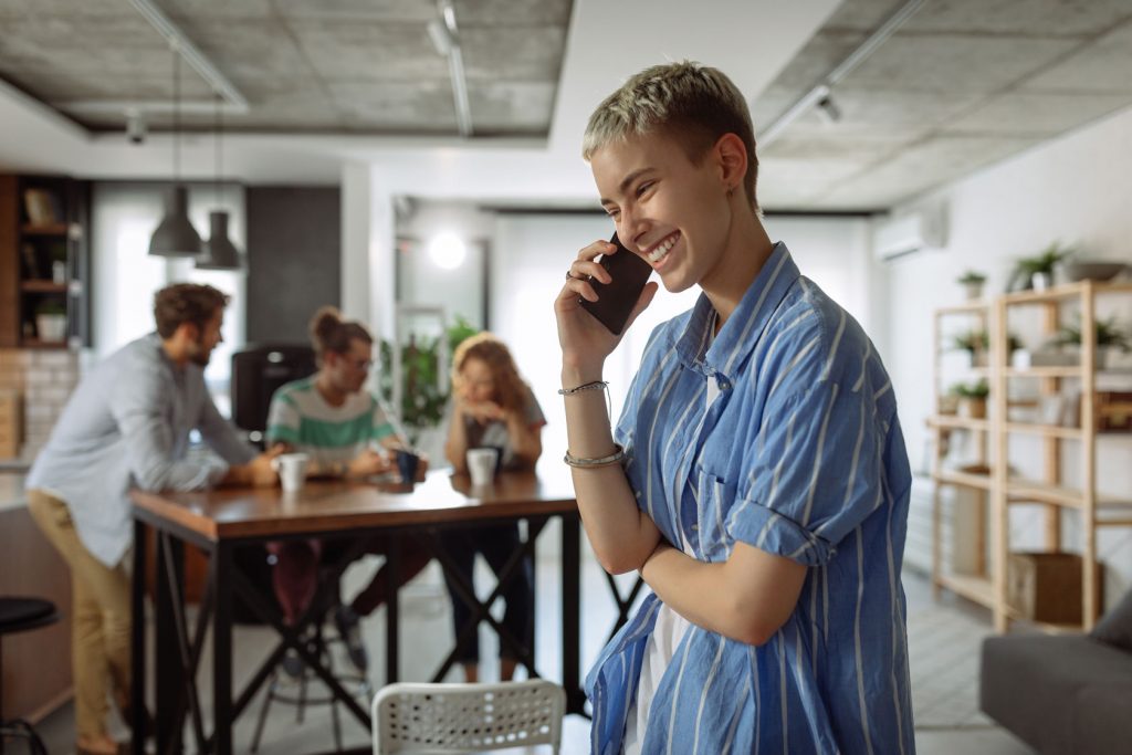 Personne qui tiens son téléphone cellulaire