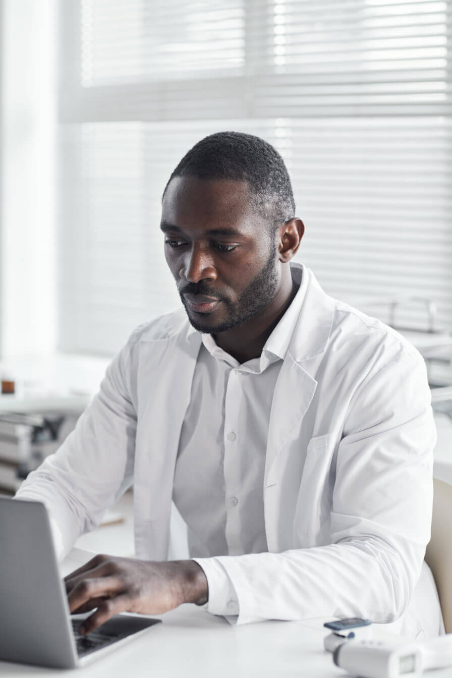 Homme assis à son brueau avec un portable