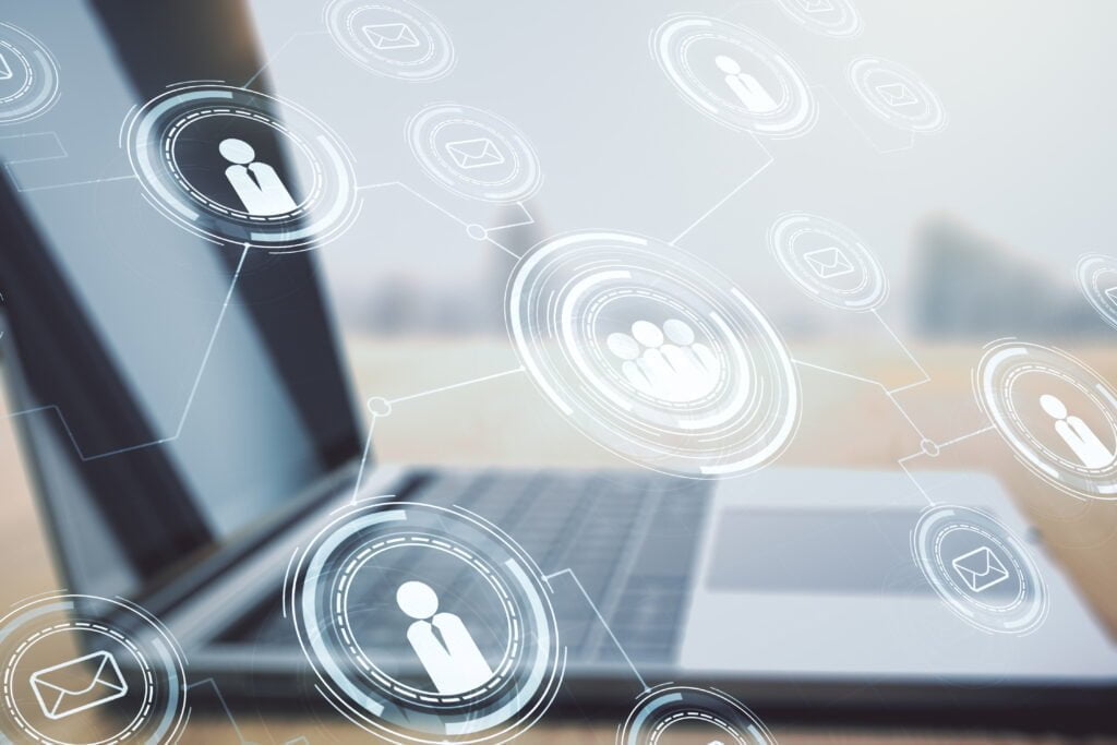 Améliorez vos compétences techniques : Un guide pour devenir développeur Fullstack 2 double exposure social network icons concept with modern laptop background marketing promotion concept